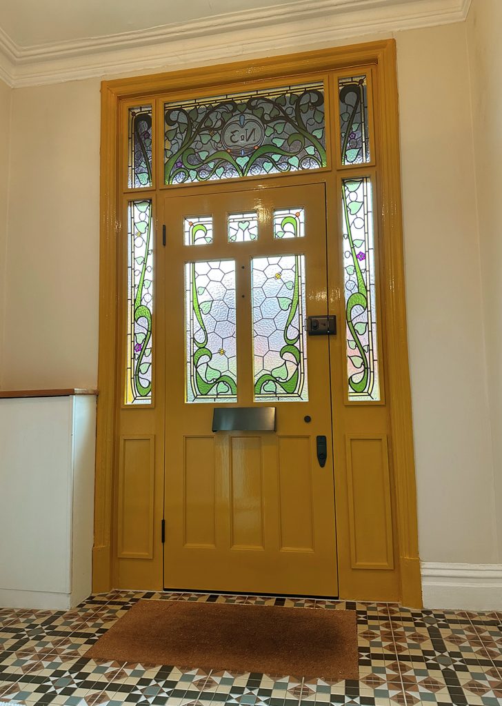 Inside Manny's new Edwardian front door - 3SK42PS